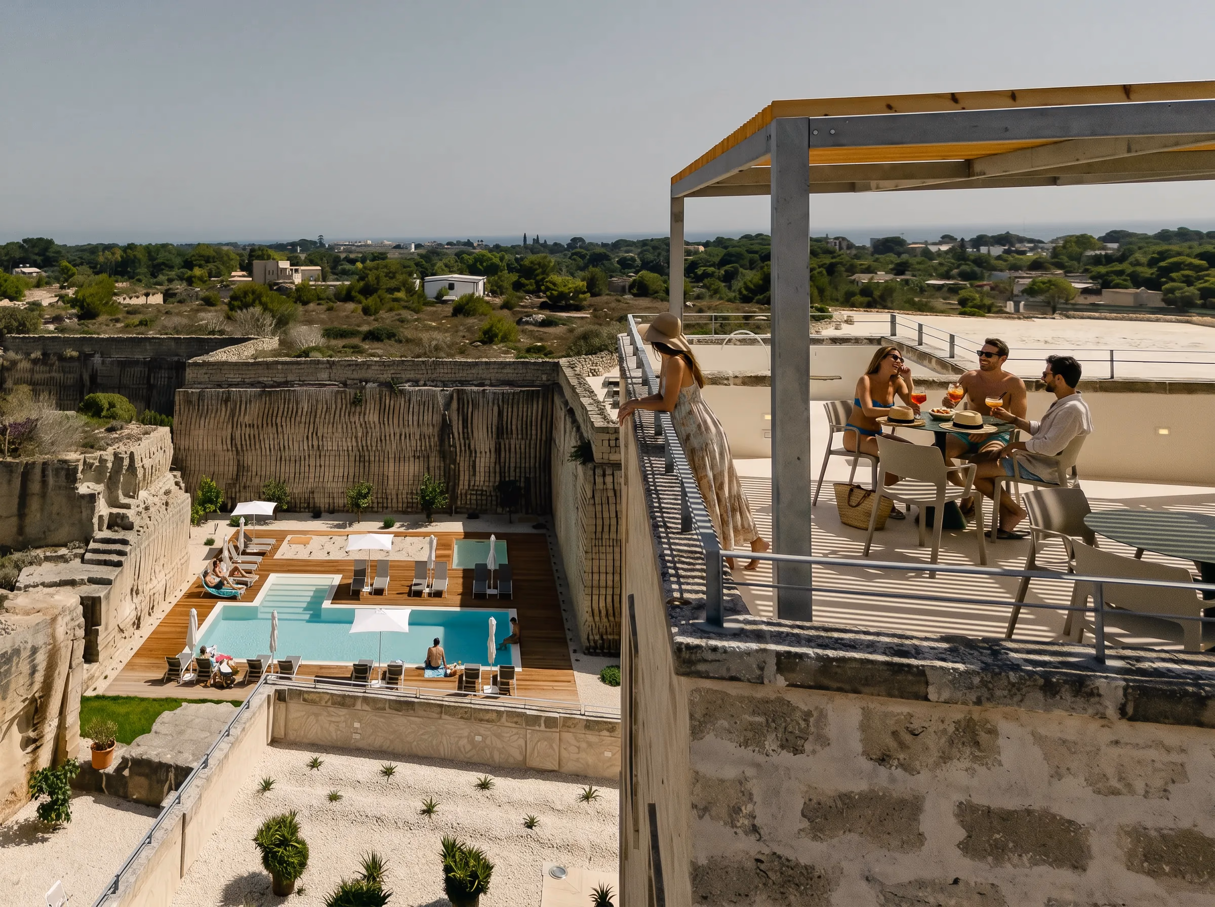 Ospiti a tavola sotto la pergola della terrazza, con la piscina e la cava sullo sfondo