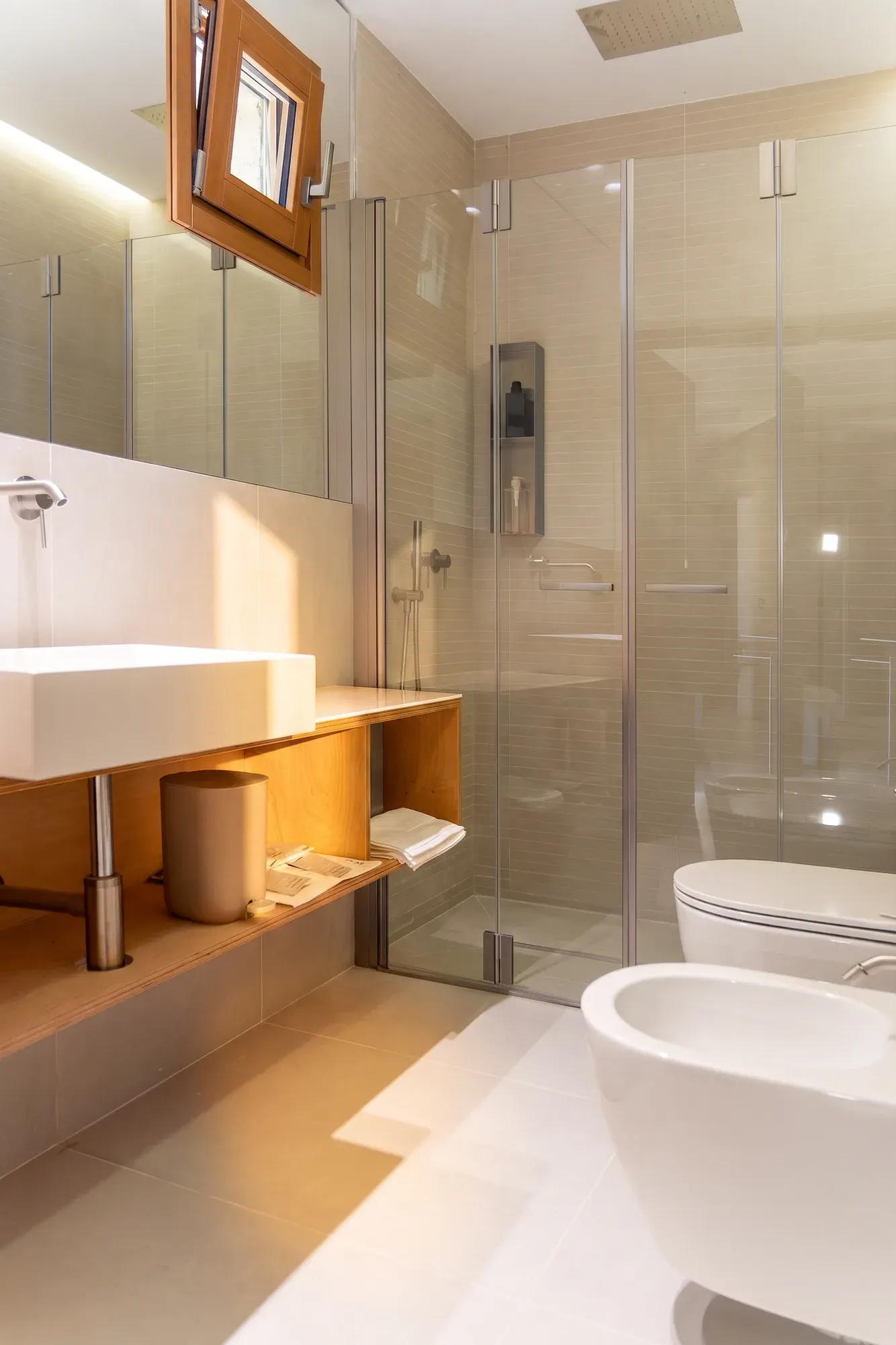 Il bagno della dimora Lido Burrone, con doccia a filo pavimento