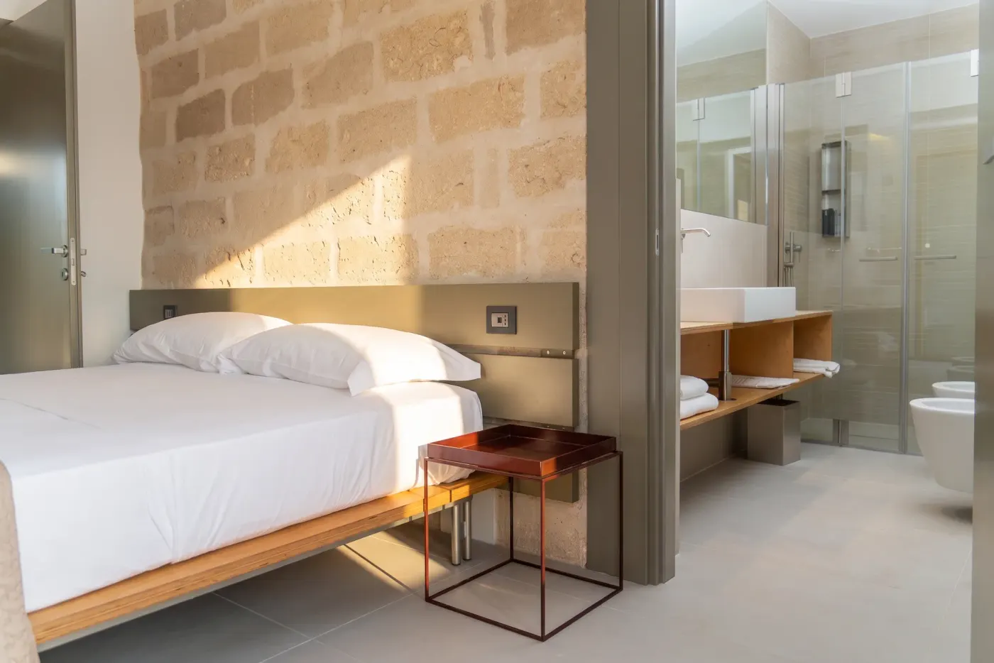 Il letto della camera, dimora Lido Burrone