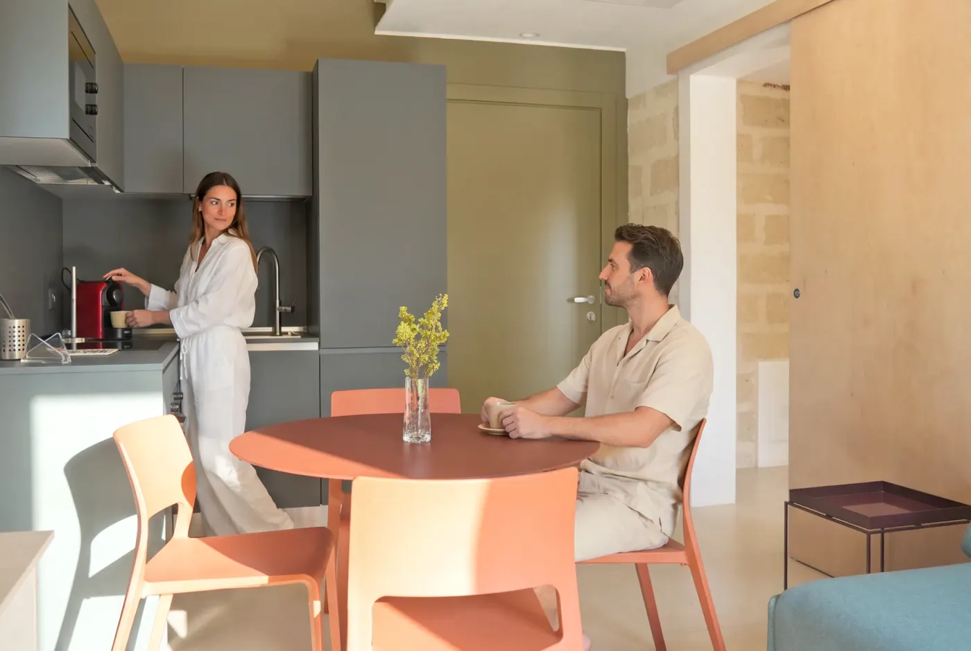 Due ospiti in cucina a Pirreca, il caffè del mattino attorno al tavolo tondo terracotta