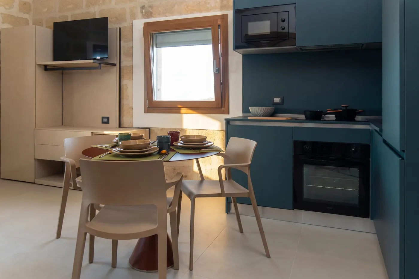 Lo spazio giorno con cucina e tavolo, dimora Pozzo