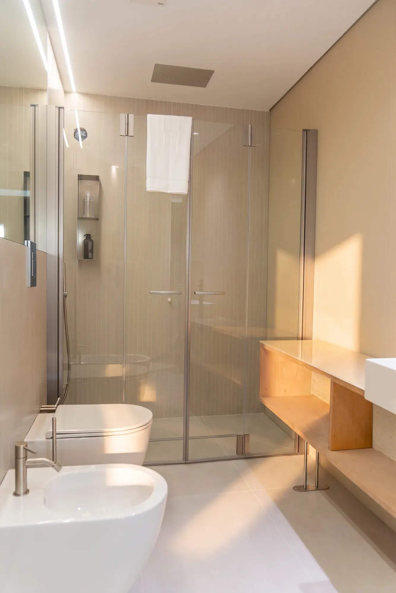 Il bagno della dimora Pozzo, con doccia a filo pavimento