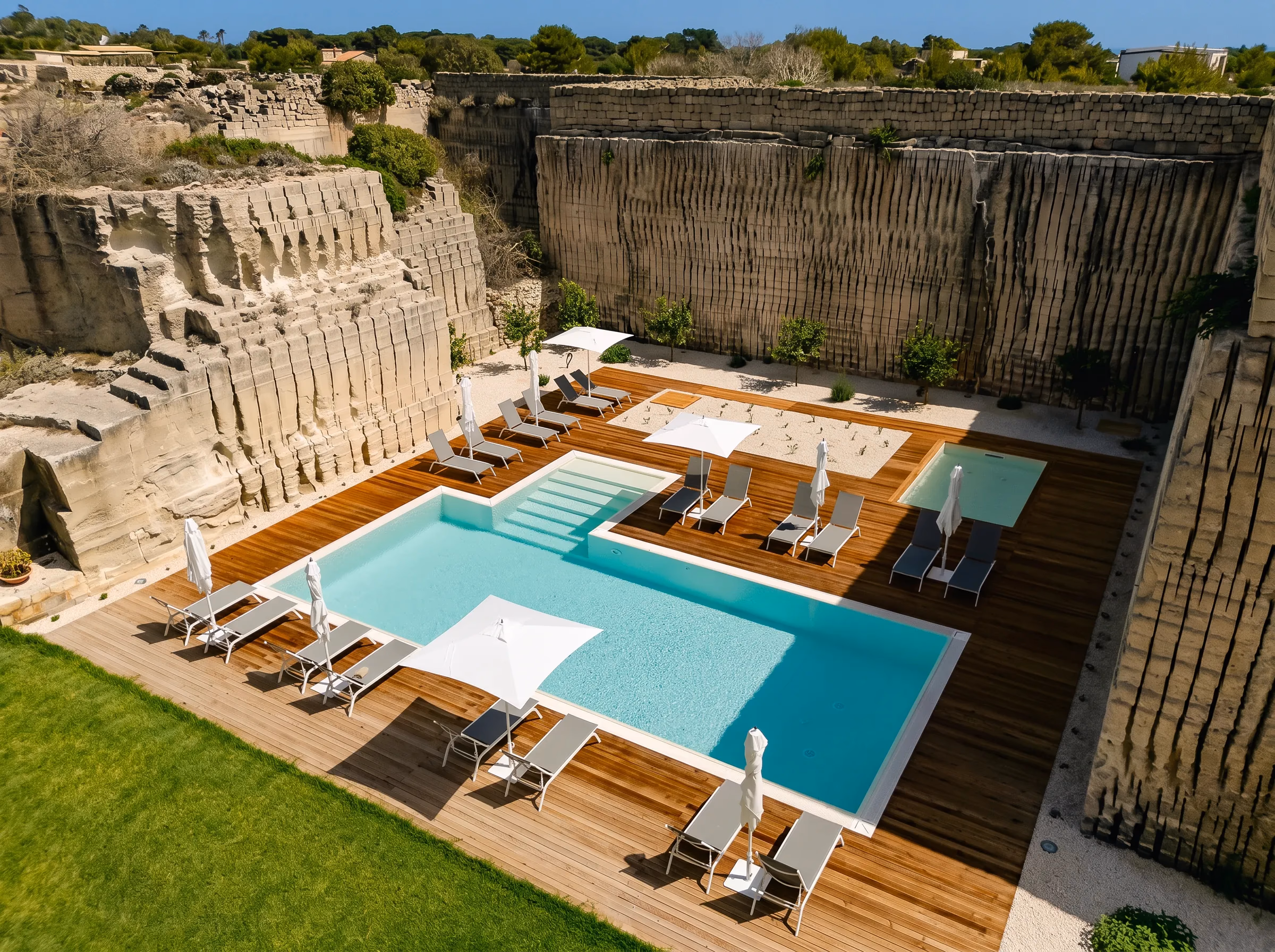La piscina di Pirrera sul deck in legno, chiusa fra le pareti verticali della cava di calcarenite