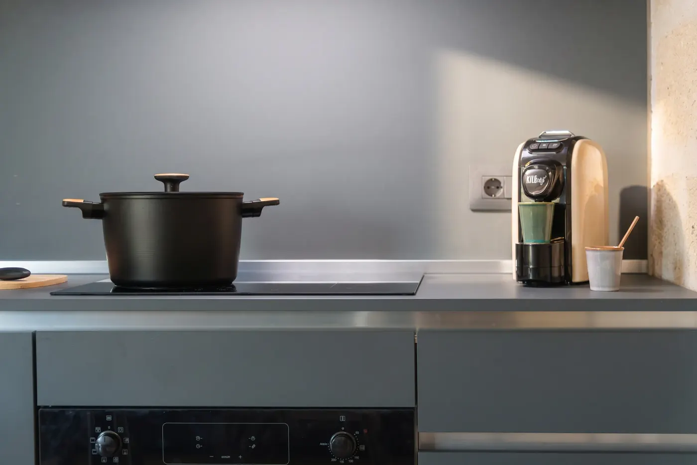 Il blocco cucina con piano cottura e forno, dimora Lido Burrone