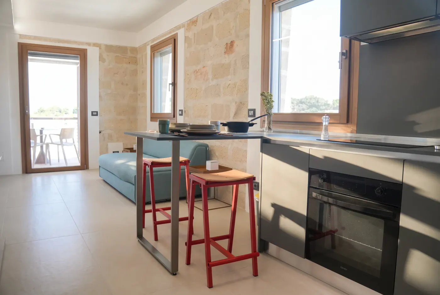 La cucina e la porta del bagno, con il televisore sulla destra