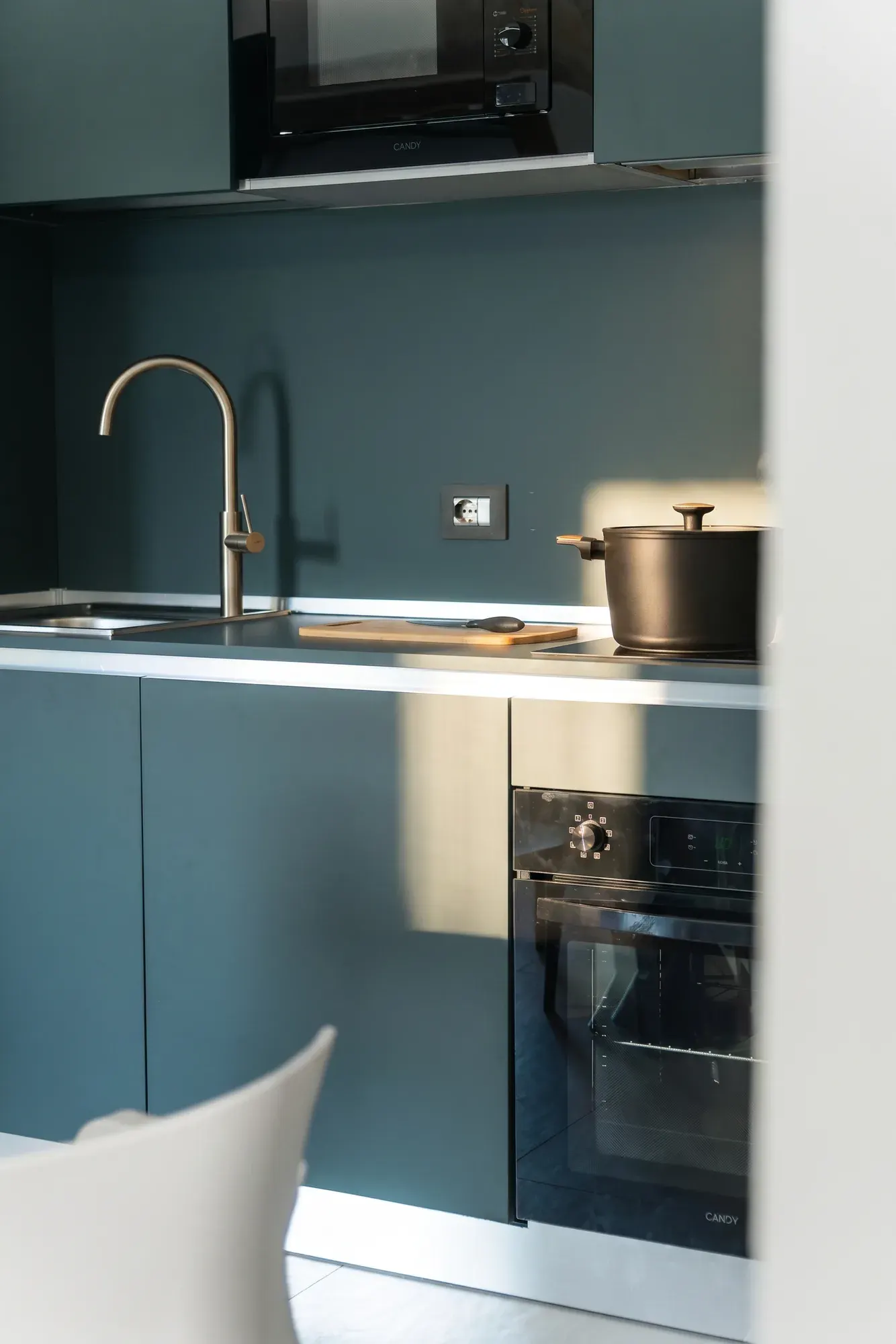 La cucina vista dalla zona pranzo, dimora Lido Burrone