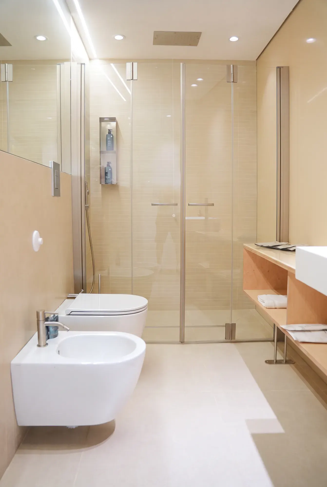 Il bagno di Pirreca visto dall'ingresso, la doccia in vetro in fondo