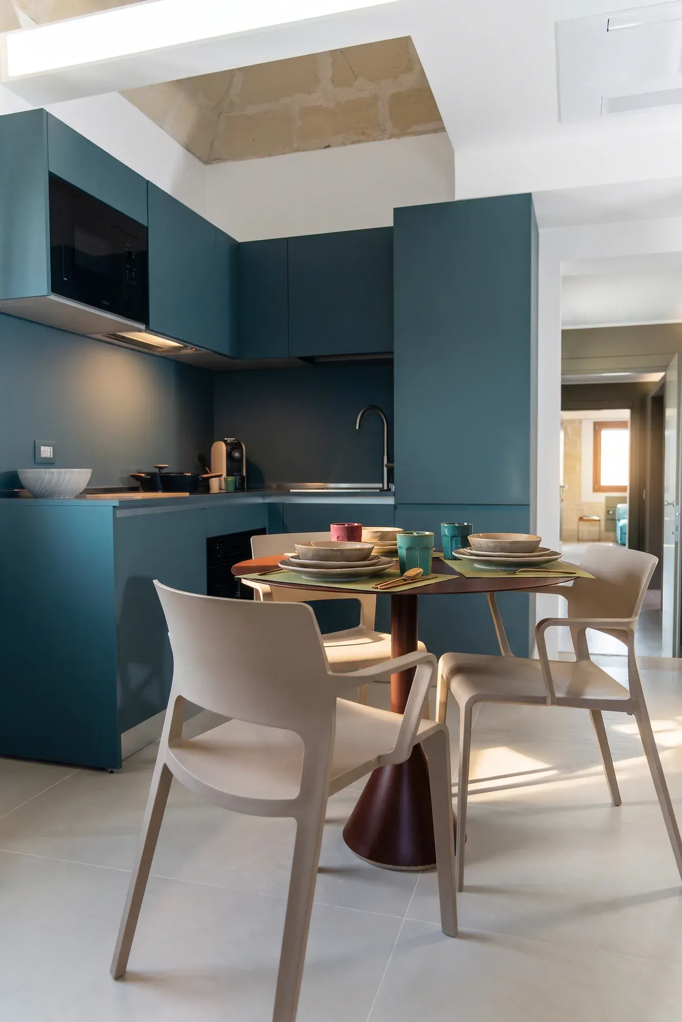 Il blocco cucina con piano cottura e forno, dimora Pozzo
