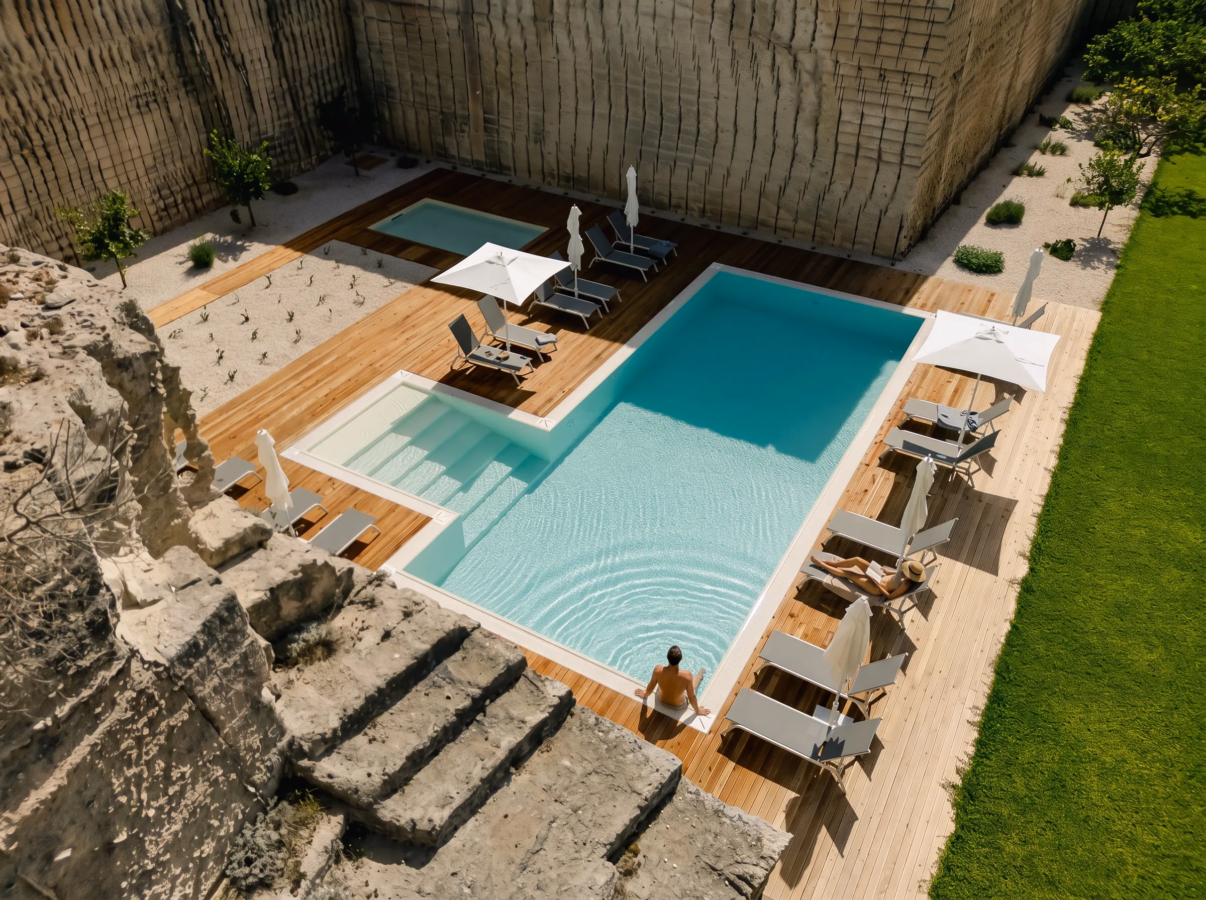 La piscina vista dall'alto, con i gradoni di calcarenite tagliata in primo piano