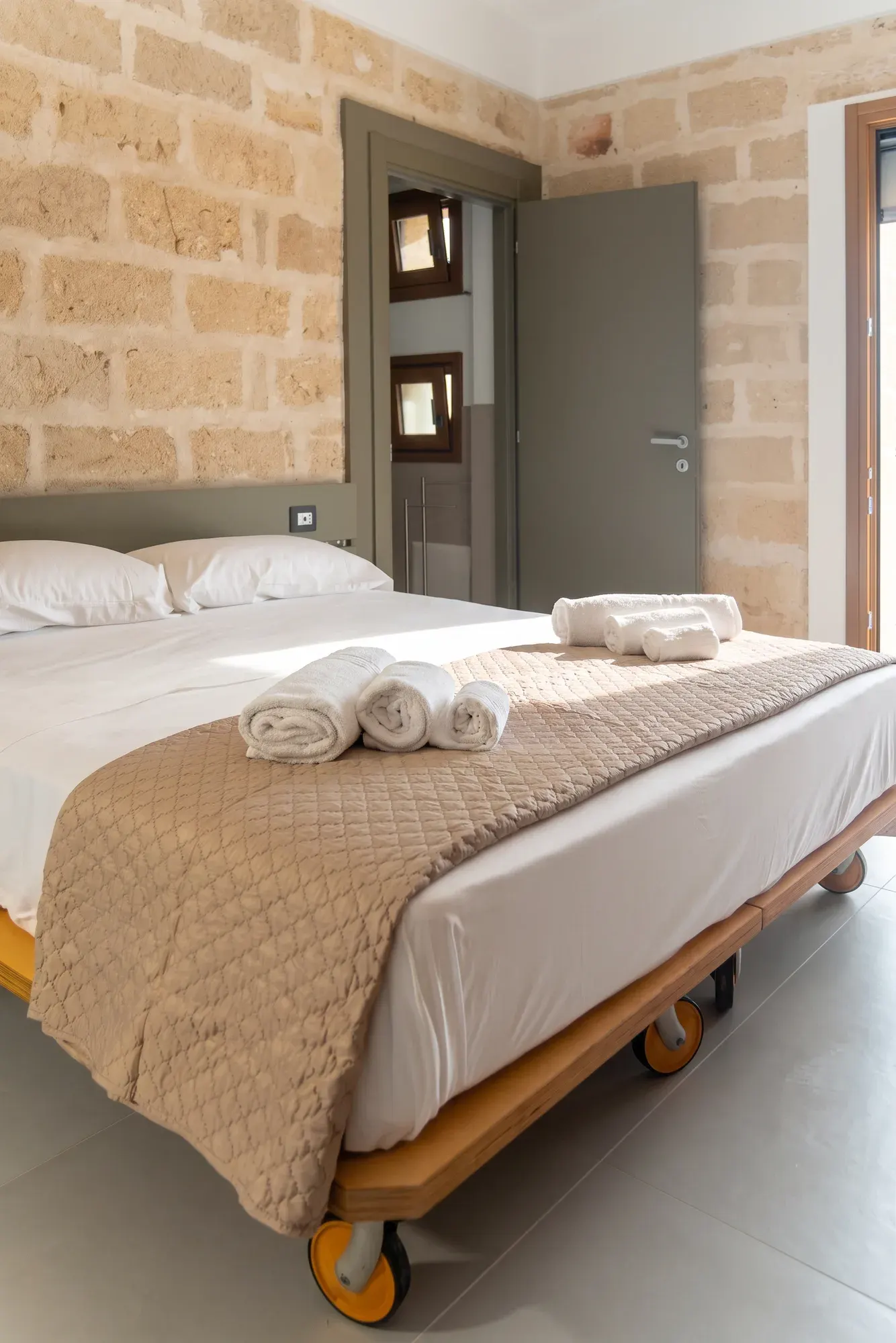 Il letto della camera, dimora Lido Burrone