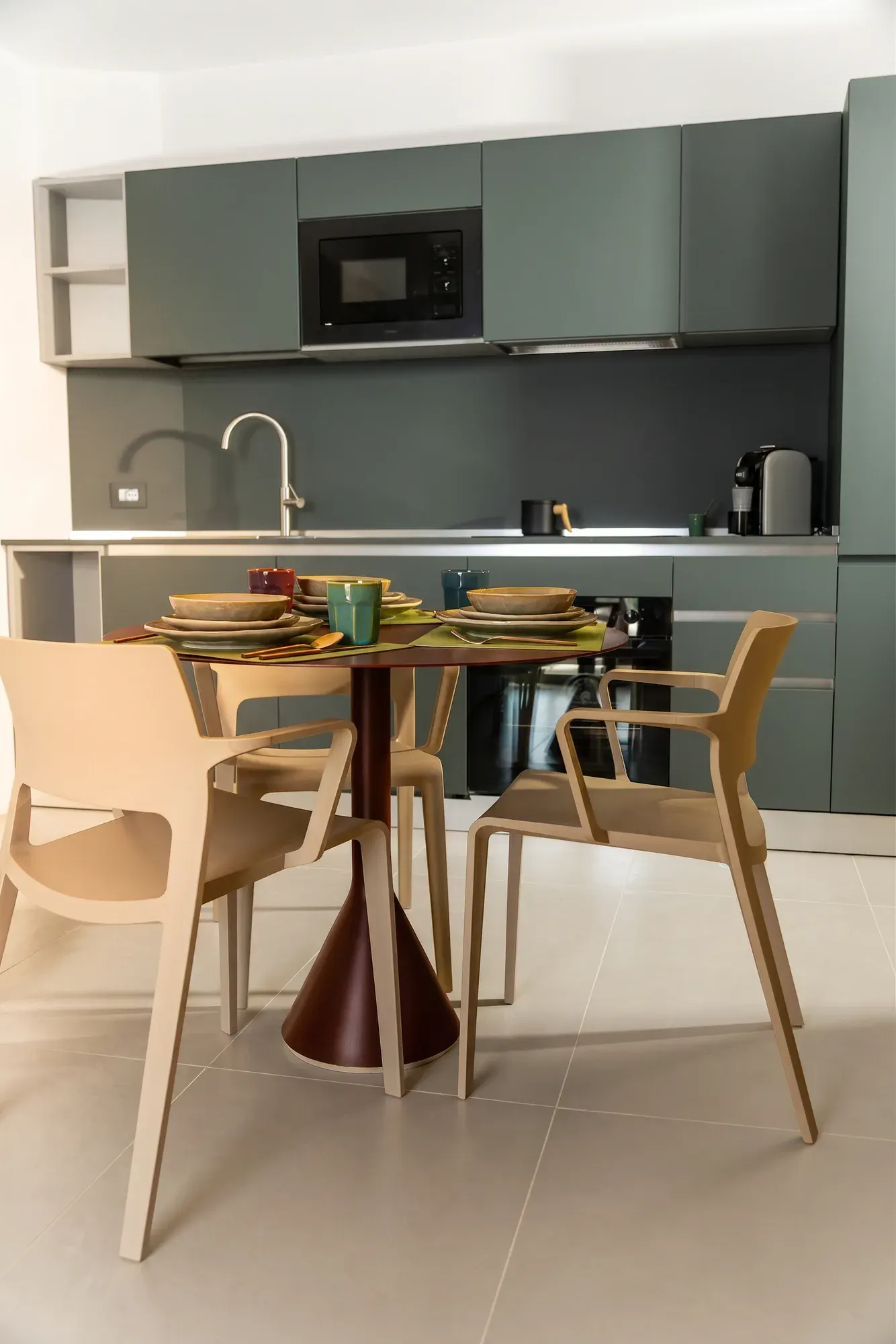 La cucina vista dalla zona pranzo, dimora Prèveto