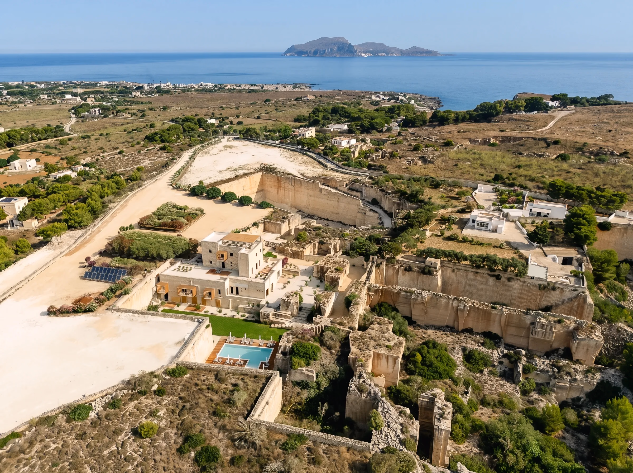 Favignana vista dall'alto: la cava di Pirrera in primo piano, la campagna, il mare delle Egadi e Levanzo all'orizzonte