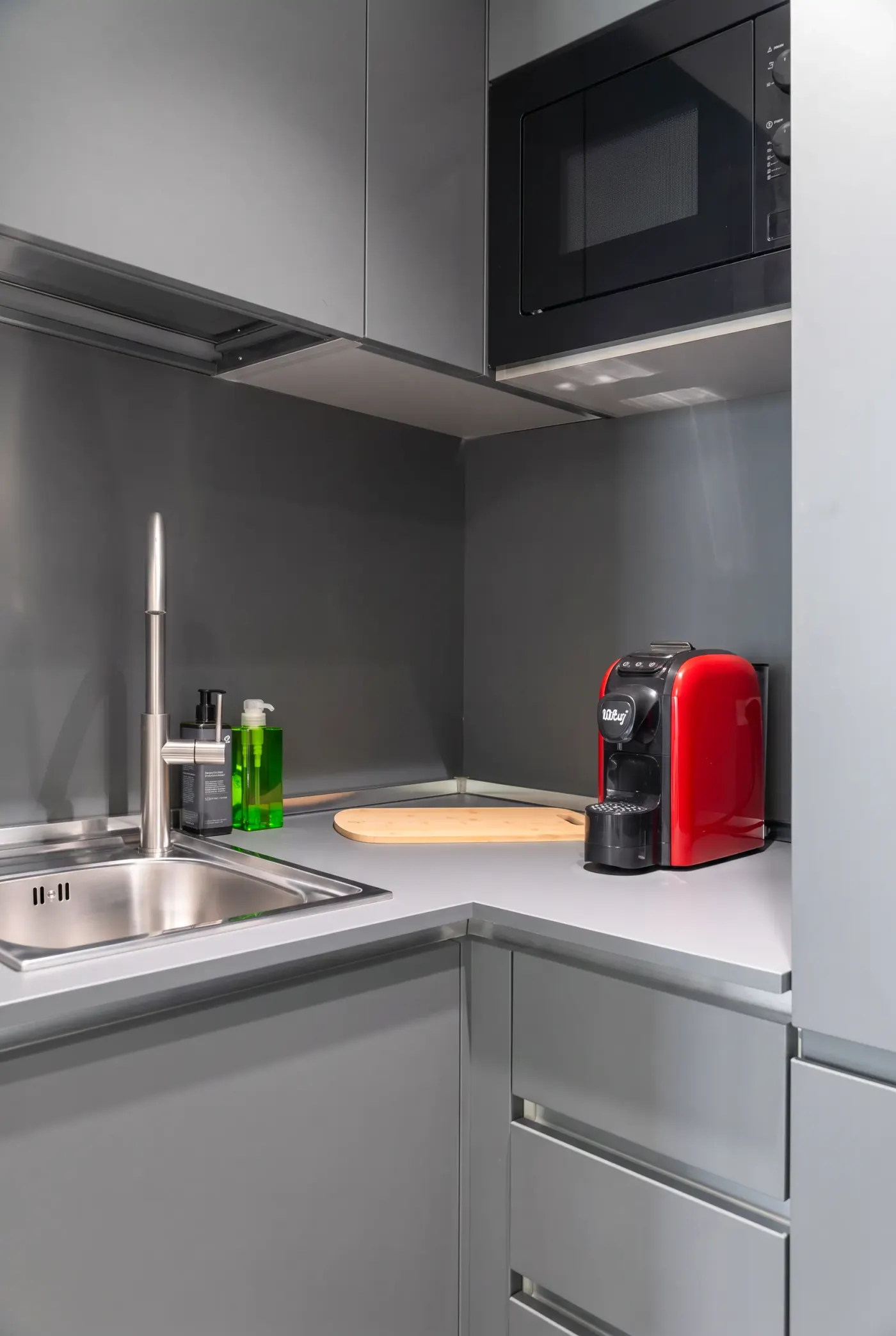 Il dettaglio del piano cucina con la macchina del caffe