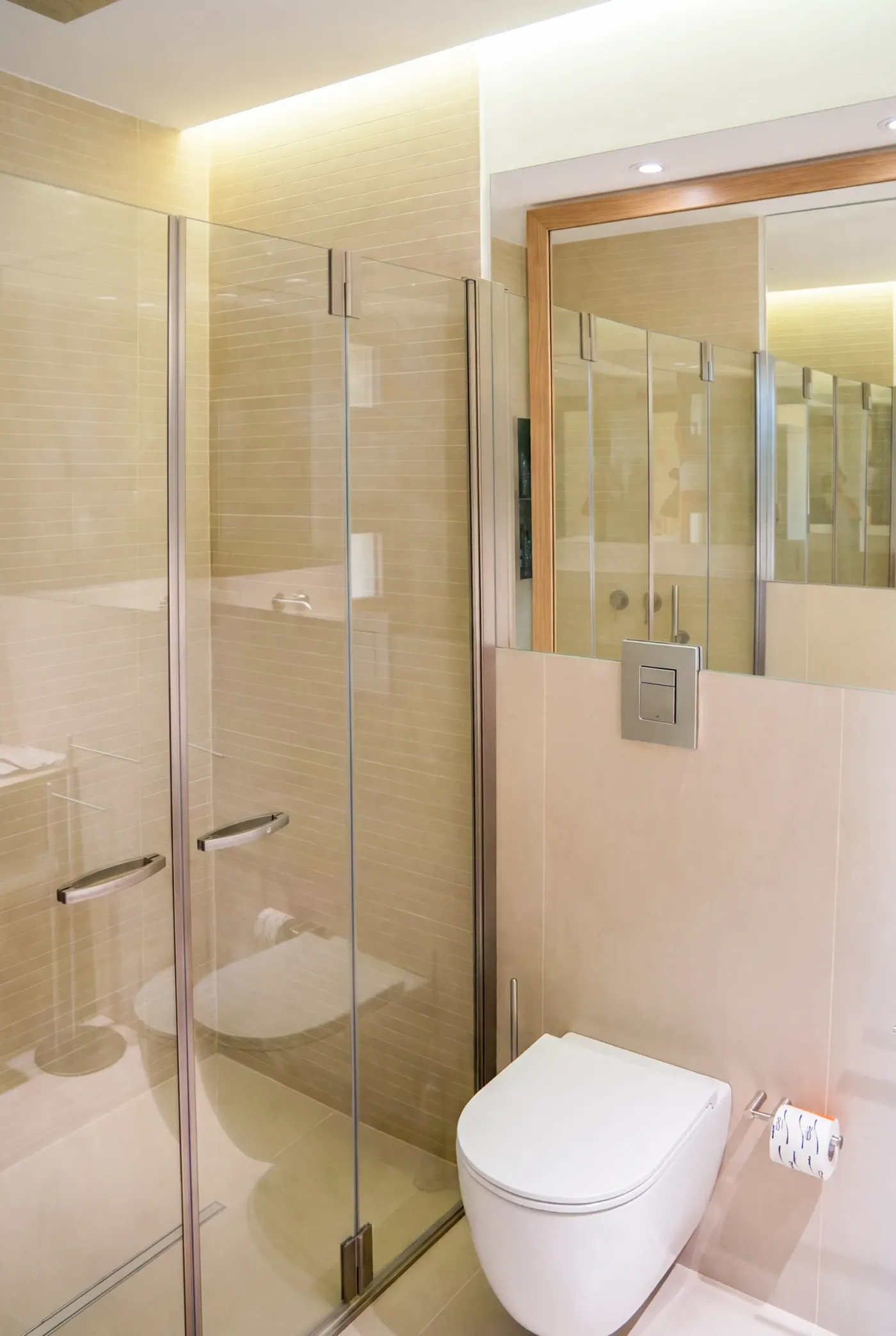 La doccia in vetro del bagno, in luce naturale