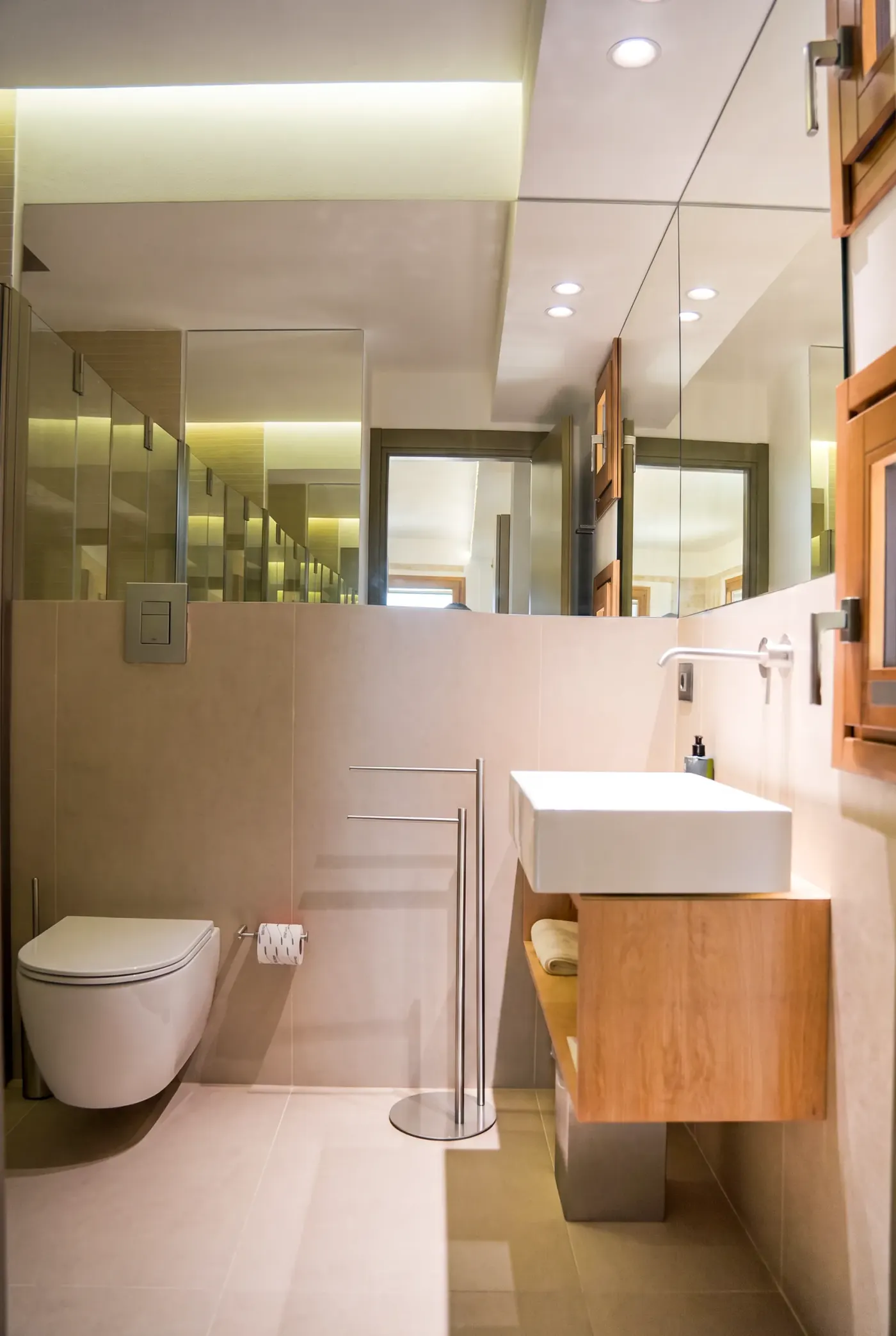 Il bagno con lo specchio e il lavabo in appoggio