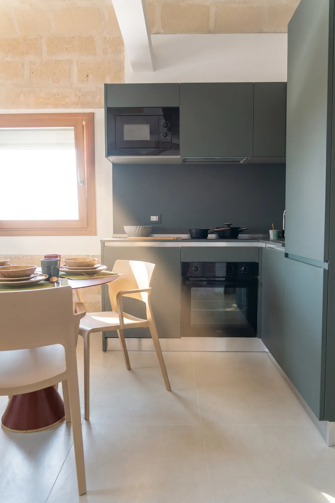 Il blocco cucina con piano cottura e forno, dimora Pozzo