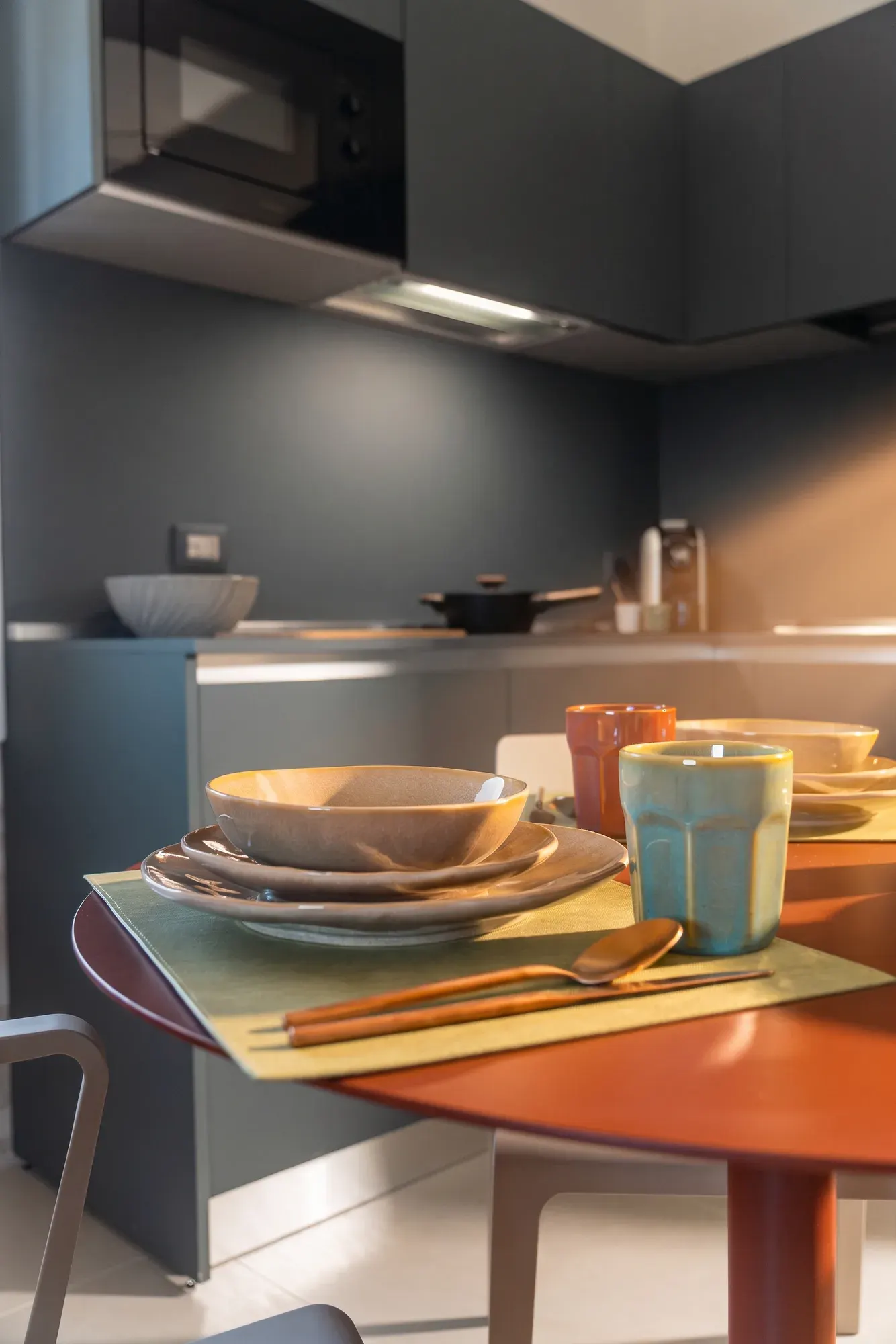 Il servizio in ceramica sul tavolo, dimora Pozzo