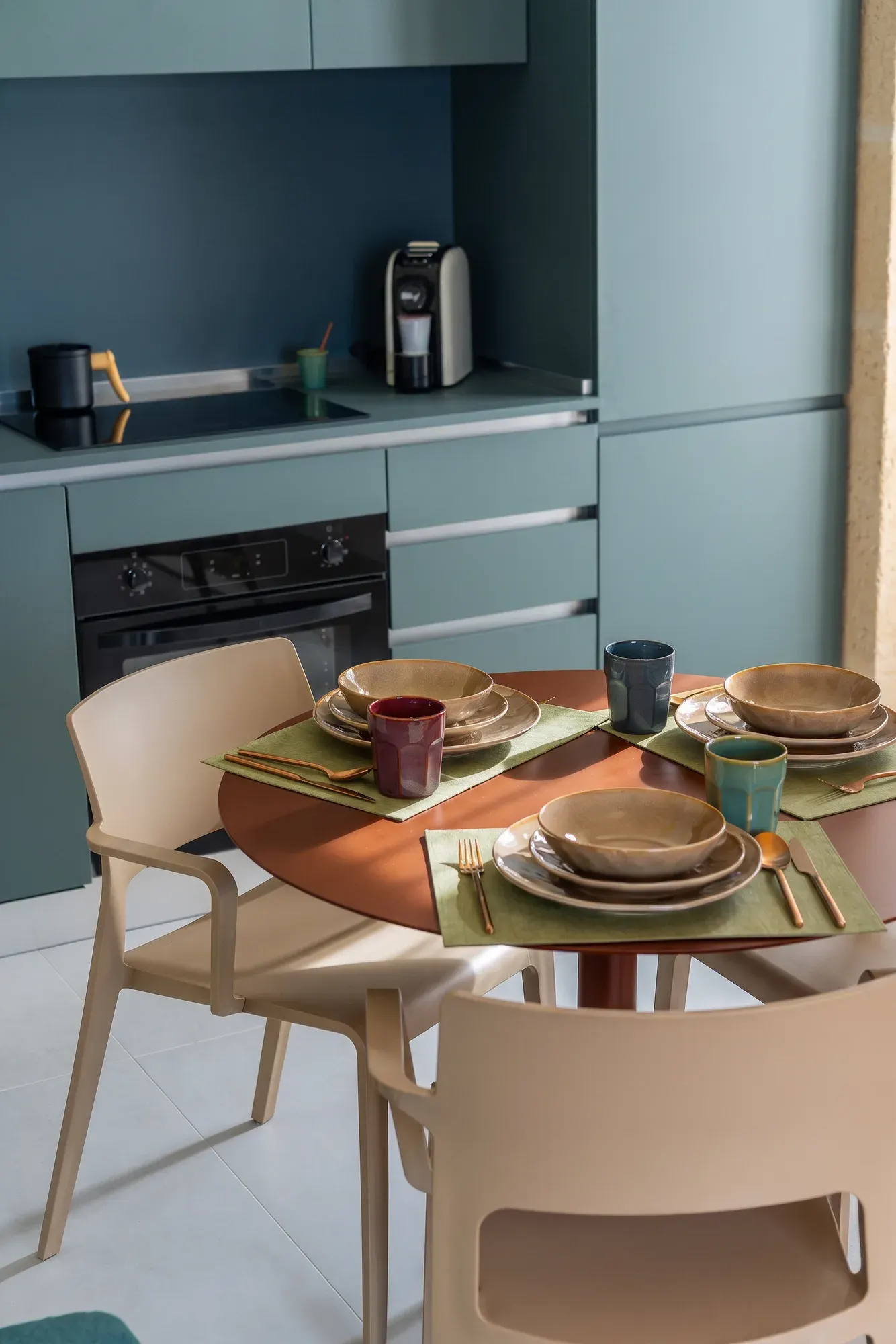 La cucina vista dalla zona pranzo, dimora Prèveto