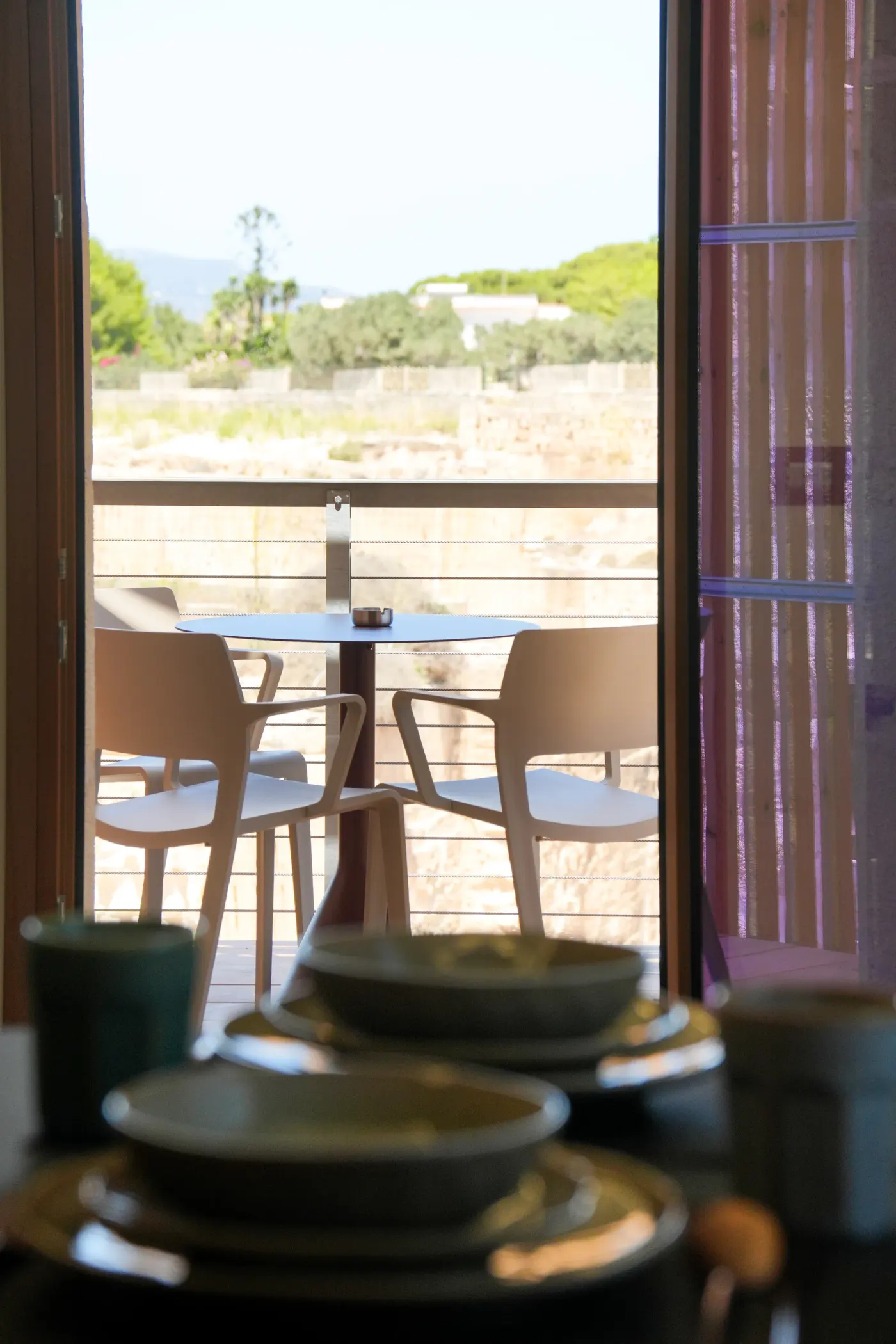 Piatti e ciotole apparecchiati sul tavolo della terrazza