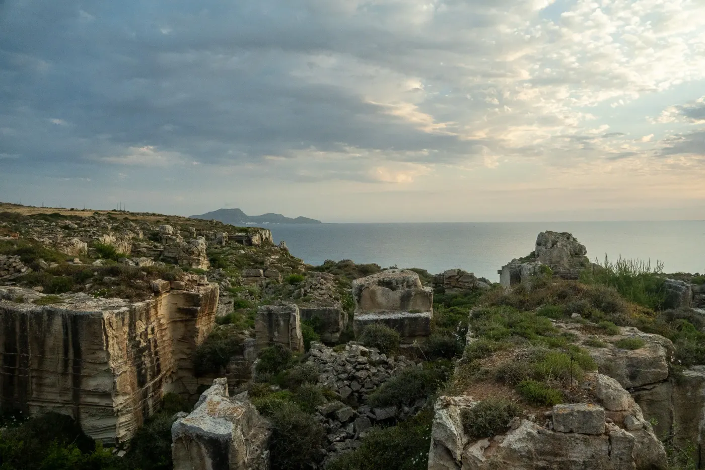La cava di calcarenite vista dall’alto, tra la macchia bassa e il mare