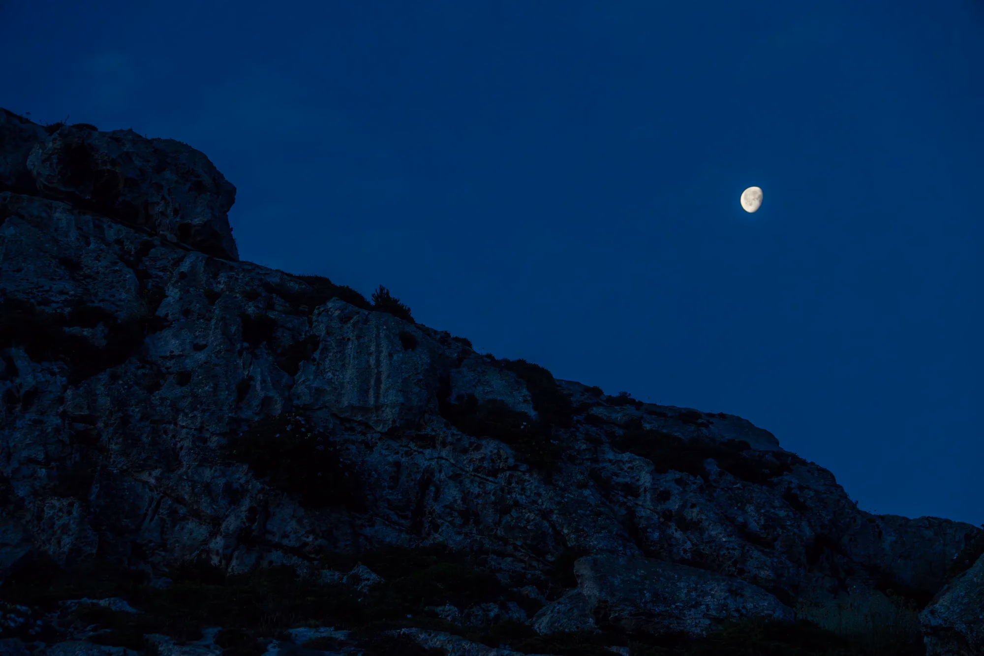 La luna sopra il profilo roccioso della costa di Favignana