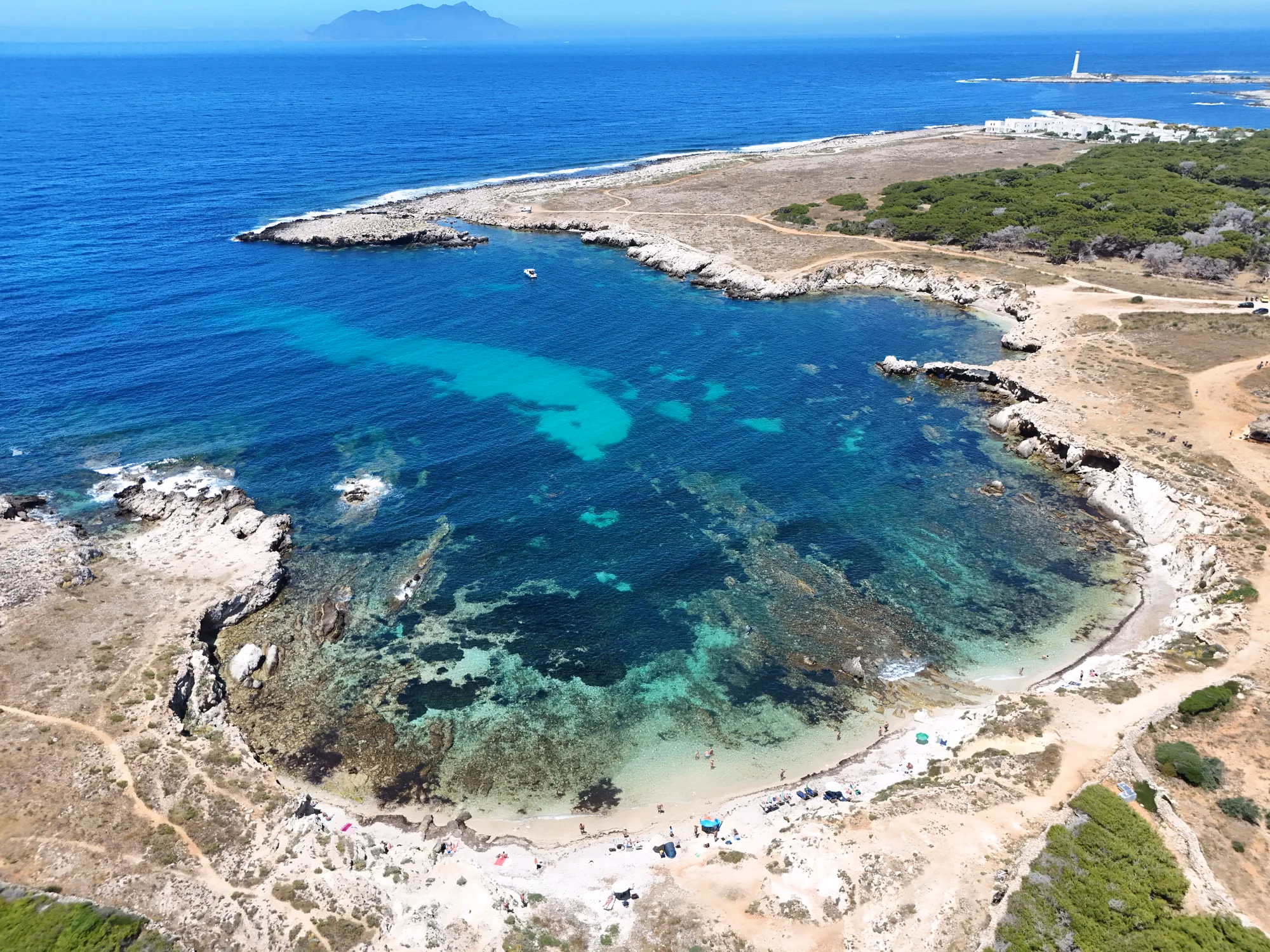La costa di Favignana vista dall'alto, cale e fondali chiari