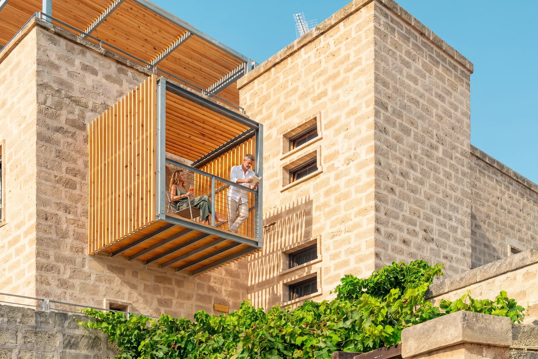 Il volume in legno sul fronte di pietra