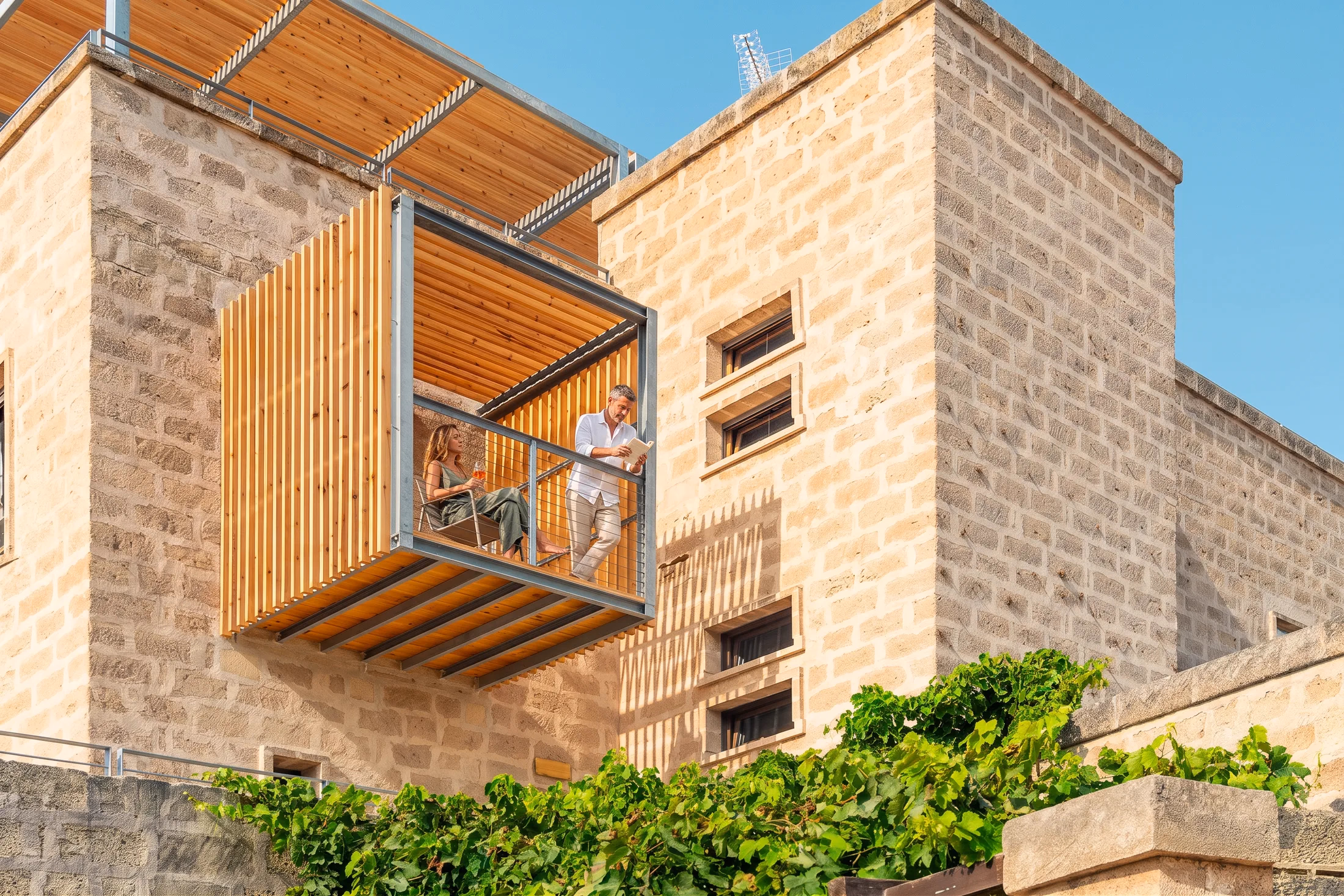 Il volume in legno e pietra della residenza, incastonato nella parete della cava