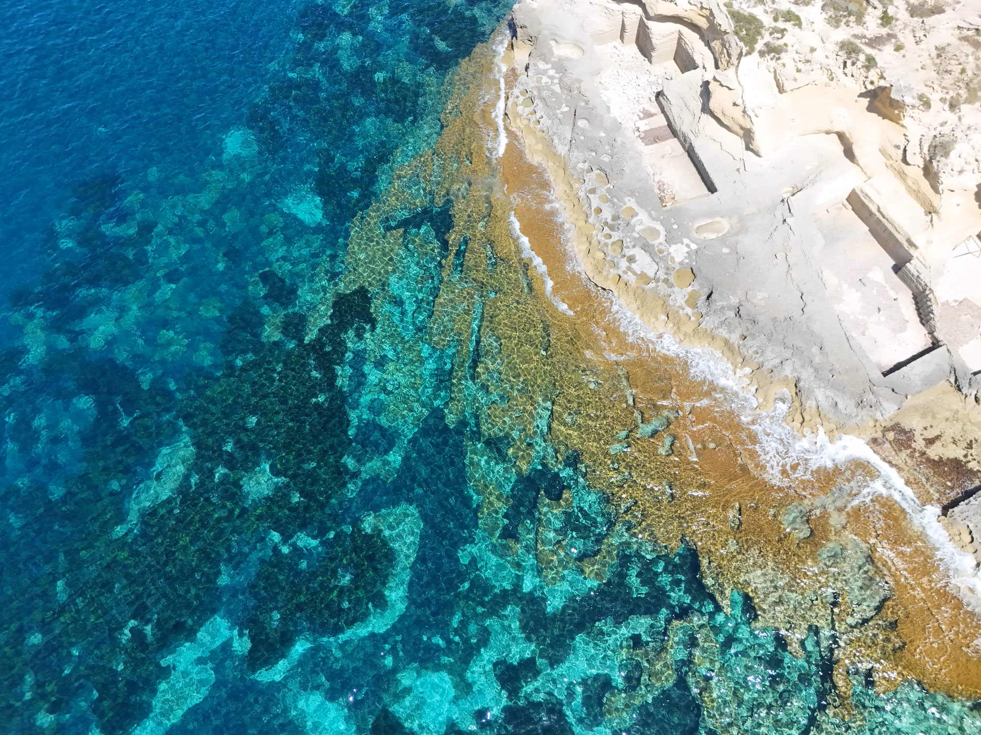 Acque trasparenti e roccia di calcarenite a Favignana