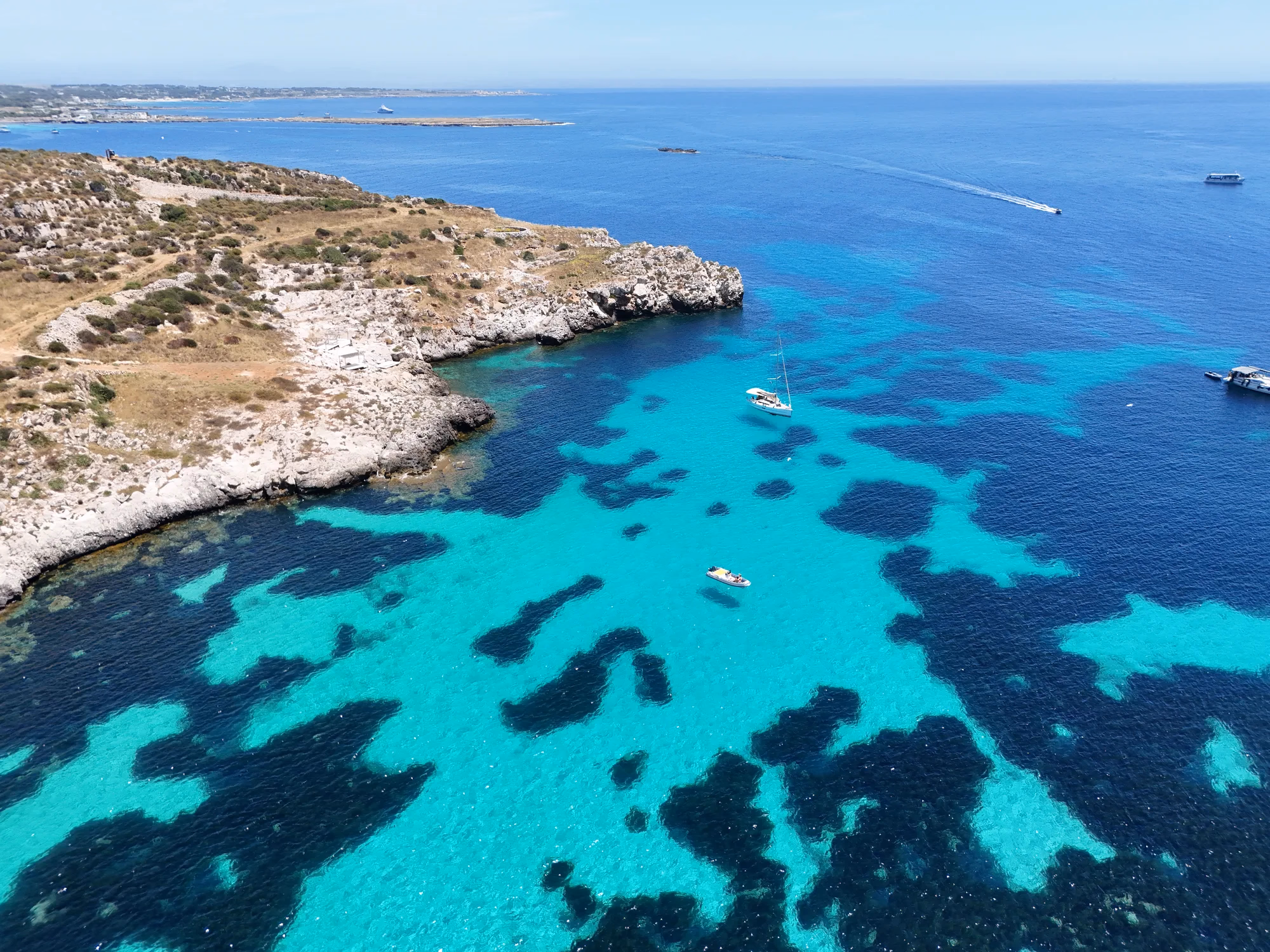 Barche nelle acque turchesi di Favignana