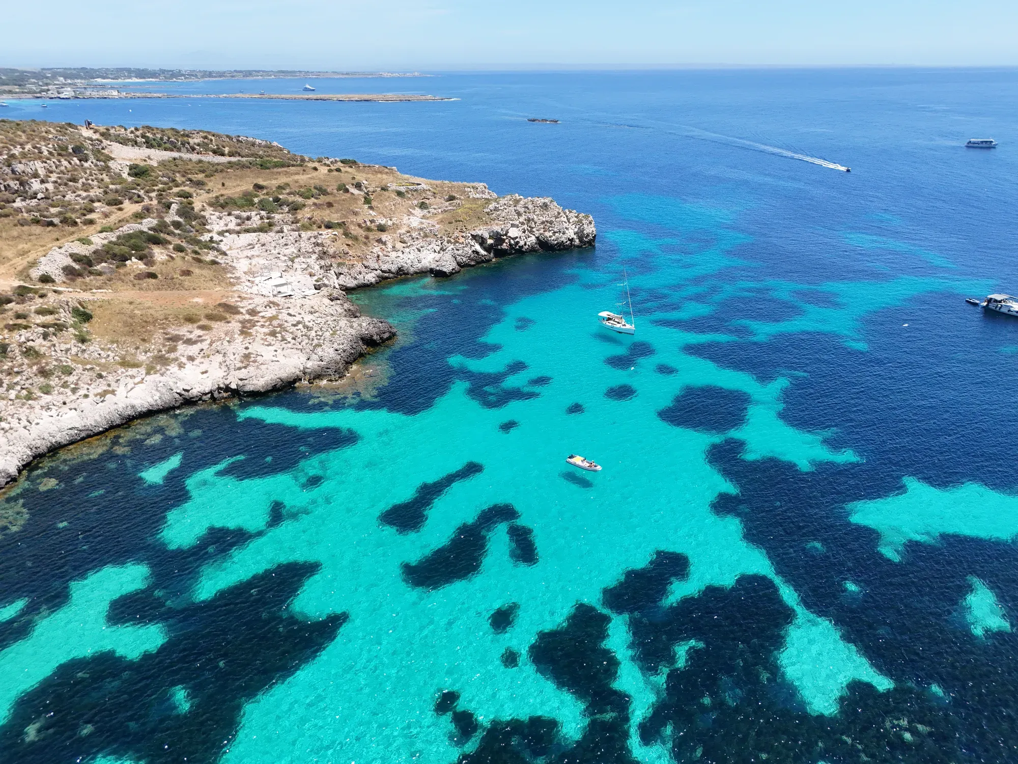 Barche ormeggiate nel porto di Favignana