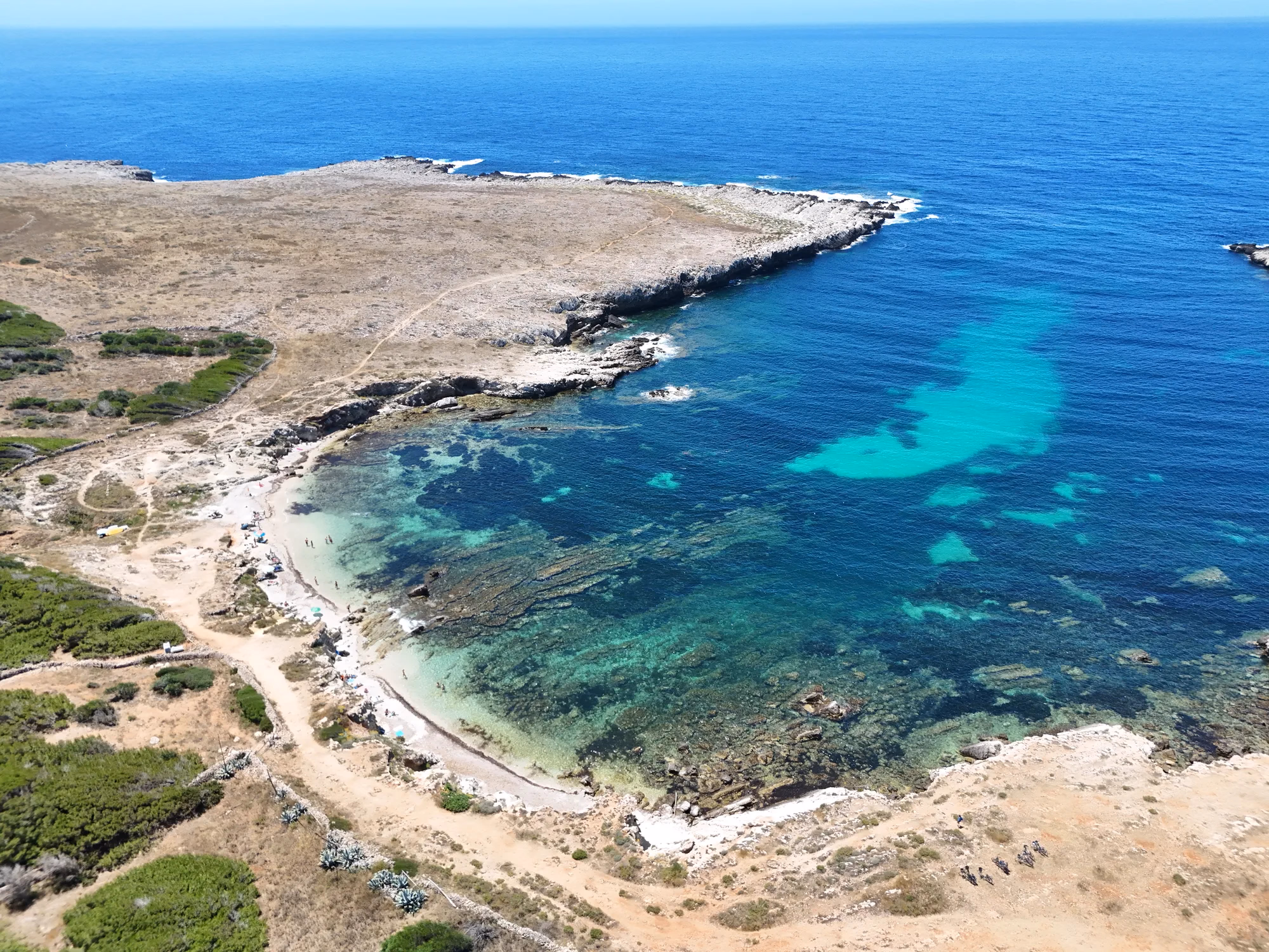 Favignana, cala e mare delle Egadi visti dall'alto