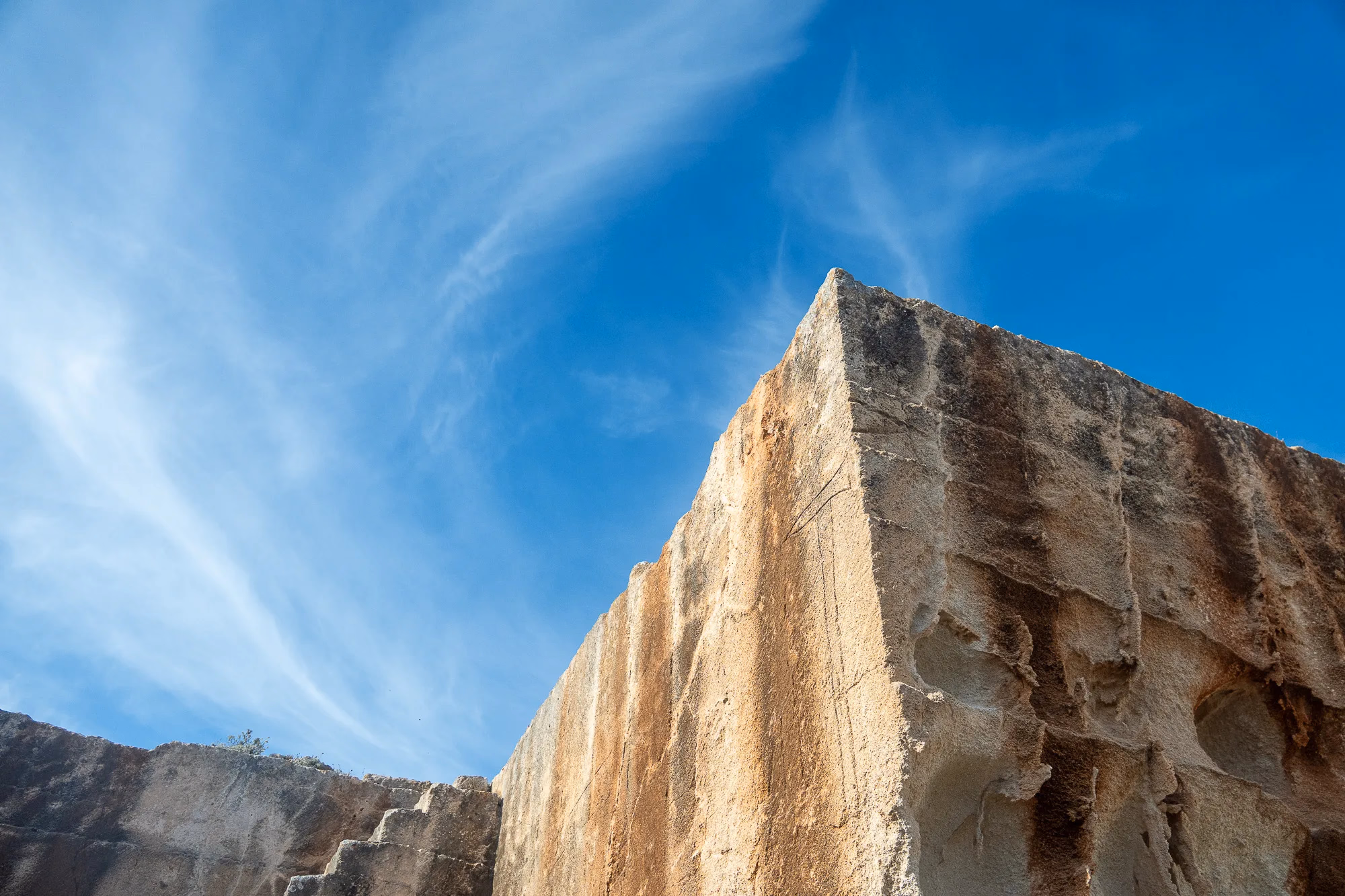 Il taglio verticale della cava che sale contro il cielo di Favignana