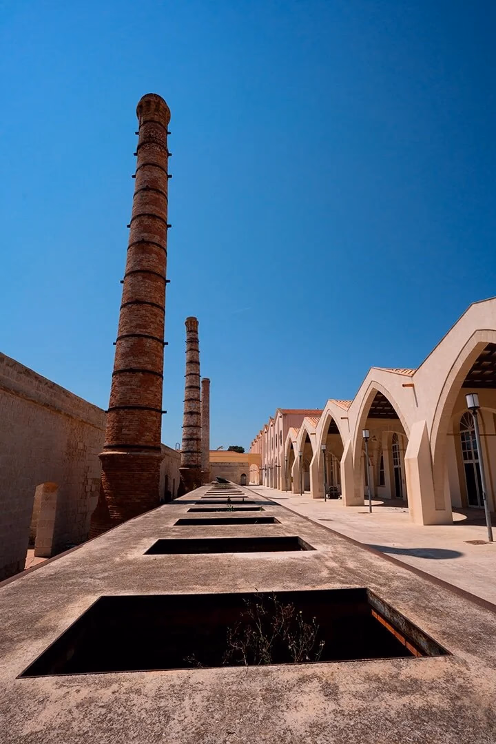 Le ciminiere in mattoni e le arcate dell'ex Stabilimento Florio